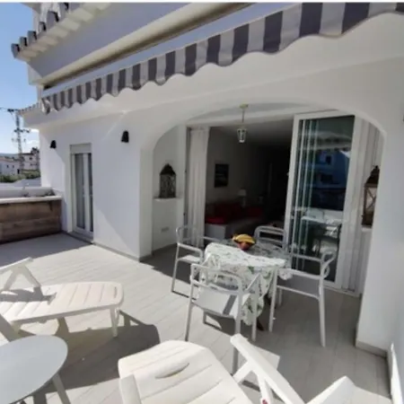 Apto. En Urbanizacion Albatros Con Salida A Playa