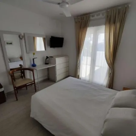 Apto. En Urbanizacion Albatros Con Salida A Playa