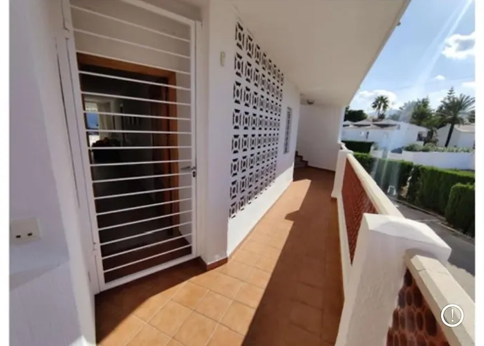 Apto. En Urbanizacion Albatros Con Salida A Playa * Dénia