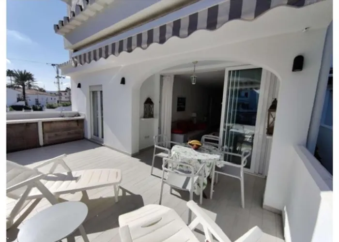 Apto. En Urbanizacion Albatros Con Salida A Playa