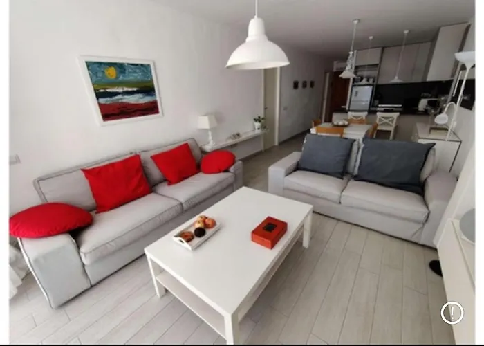 Apto. En Urbanizacion Albatros Con Salida A Playa *