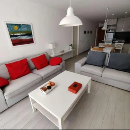 Apto. En Urbanizacion Albatros Con Salida A Playa *