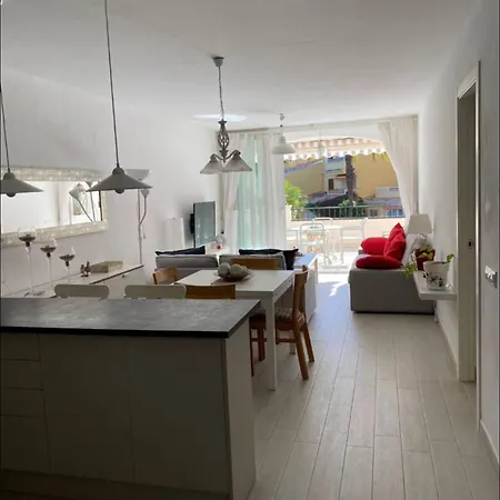 Apto. En Urbanizacion Albatros Con Salida A Playa Appartement